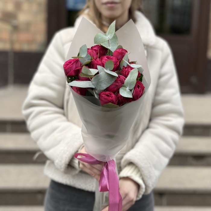 5 кустовых малиновых роз Пати Тренсеттер с эвкалиптом