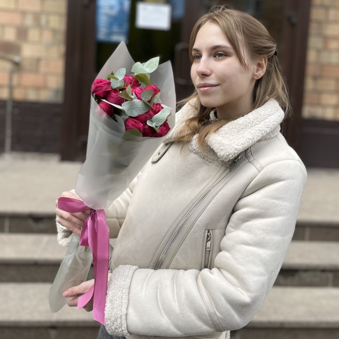 5 кустовых малиновых роз Пати Тренсеттер с эвкалиптом