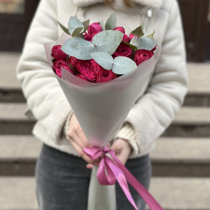 7 кустовых пионовидных роз Пати Тренсеттер с эвкалиптом