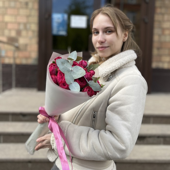 7 кустовых пионовидных роз Пати Тренсеттер с эвкалиптом