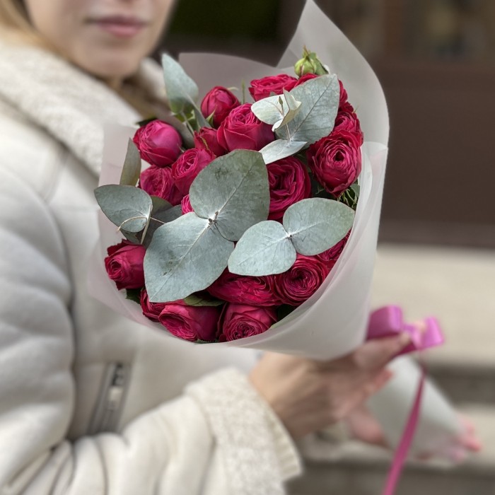 7 кустовых пионовидных роз Пати Тренсеттер с эвкалиптом