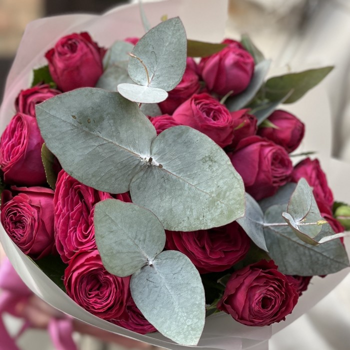 7 кустовых пионовидных роз Пати Тренсеттер с эвкалиптом