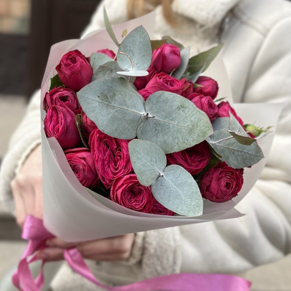 7 кустовых пионовидных роз Пати Тренсеттер с эвкалиптом