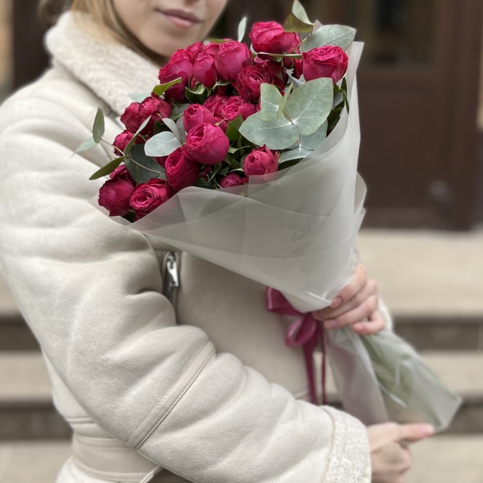 9 малиновых пионовидных роз Пати Тренсеттер с эвкалиптом