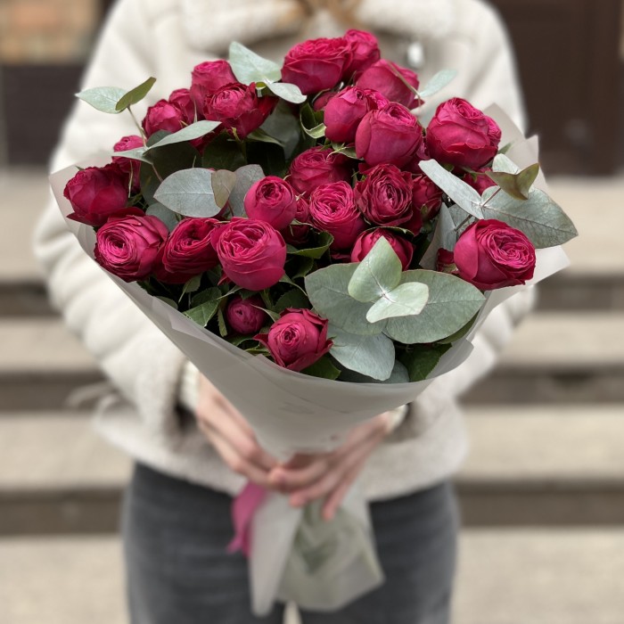 9 малиновых пионовидных роз Пати Тренсеттер с эвкалиптом