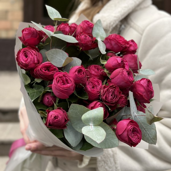 9 малиновых пионовидных роз Пати Тренсеттер с эвкалиптом