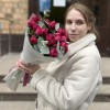 9 малиновых пионовидных роз Пати Тренсеттер с эвкалиптом