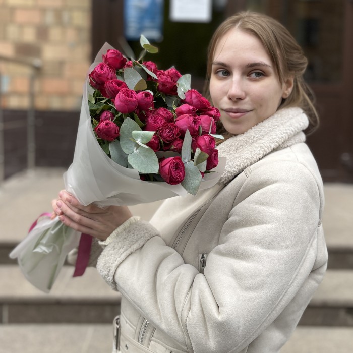 9 малиновых пионовидных роз Пати Тренсеттер с эвкалиптом