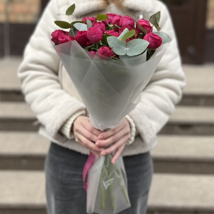 9 малиновых пионовидных роз Пати Тренсеттер с эвкалиптом