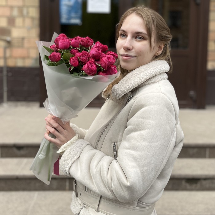 9 малиновых пионовидных роз Пати Тренсеттер