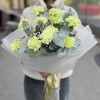 Букет из 11 зеленых гвоздик с эвкалиптом