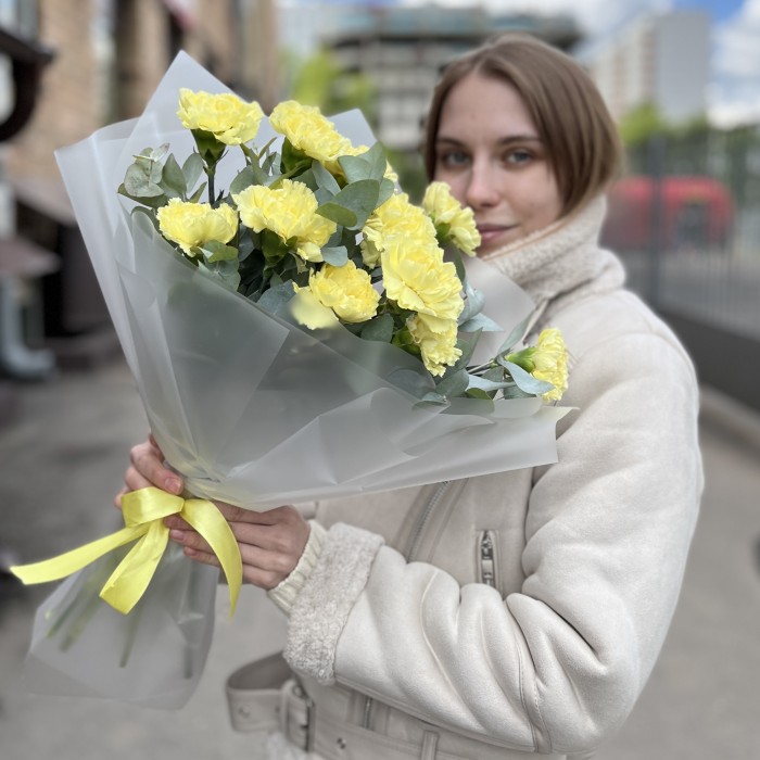 Букет из 11 желтых гвоздик с эвкалиптом