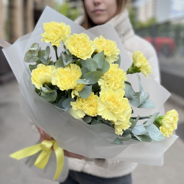 Букет из 11 желтых гвоздик с эвкалиптом
