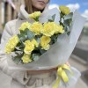 Букет из 11 желтых гвоздик с эвкалиптом
