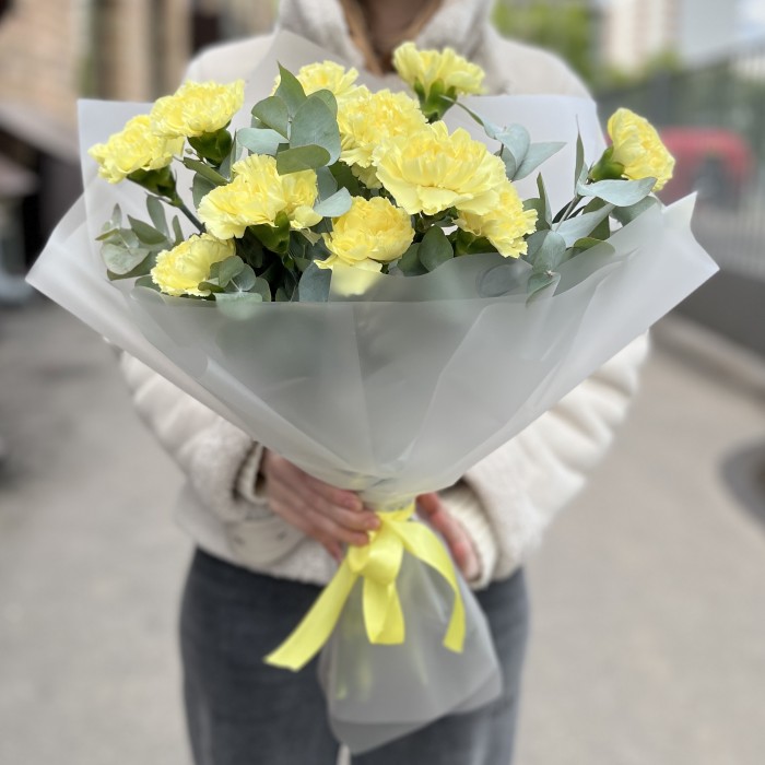 Букет из 11 желтых гвоздик с эвкалиптом