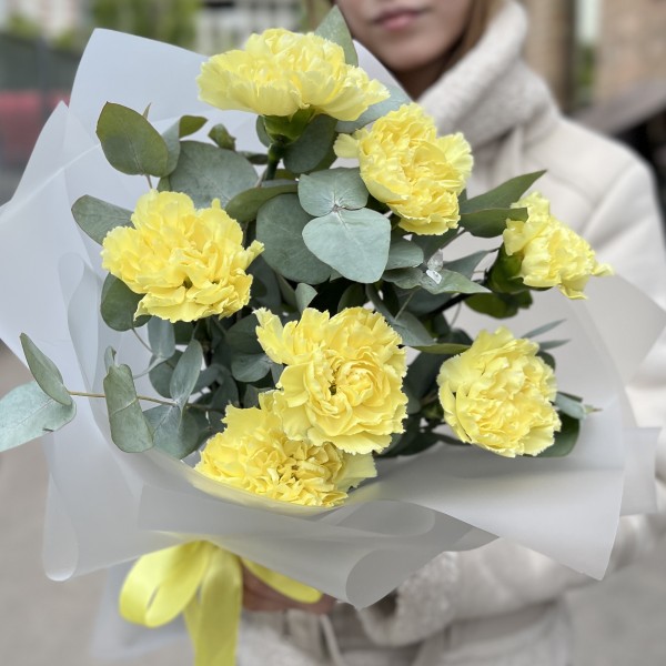 Букет из 7 желтых гвоздик с эвкалиптом