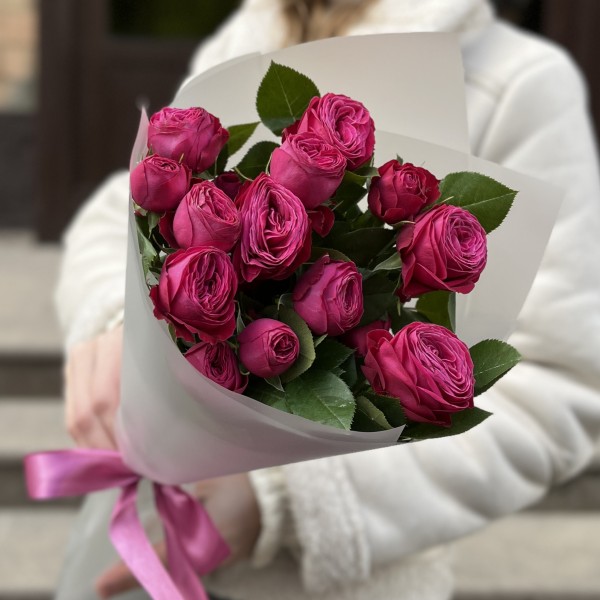 Комплимент из кустовых малиновых роз Пати Тренсеттер