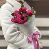 Комплимент из кустовых малиновых роз Пати Тренсеттер