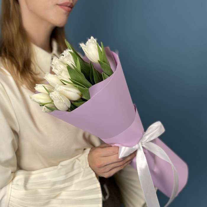 11 махровых белых тюльпанов