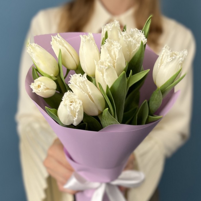 11 махровых белых тюльпанов