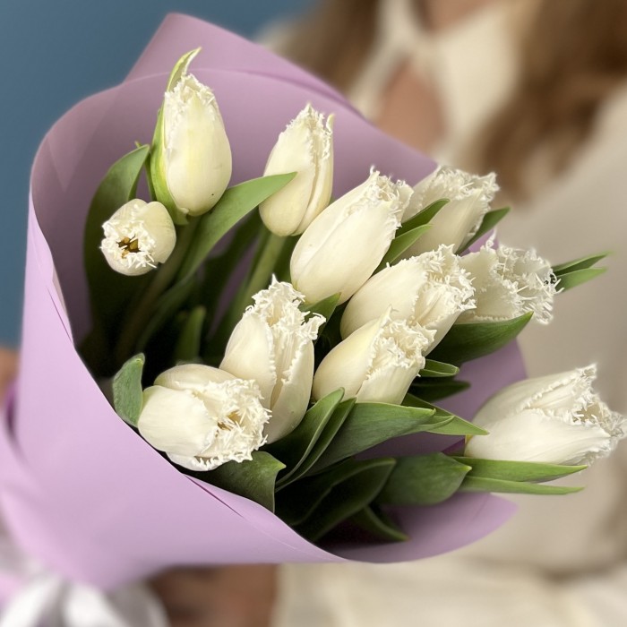 11 махровых белых тюльпанов