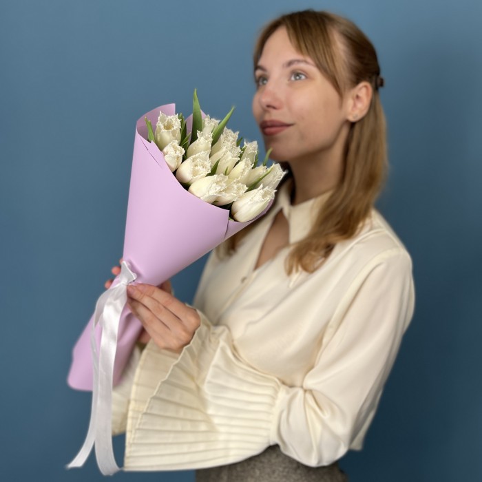 15 махровых белых тюльпанов