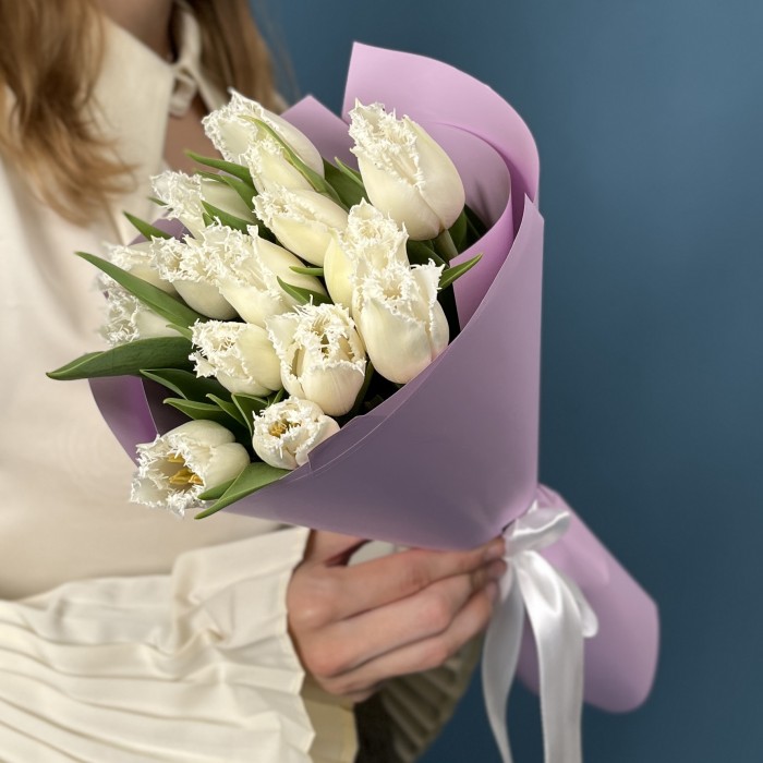 15 махровых белых тюльпанов