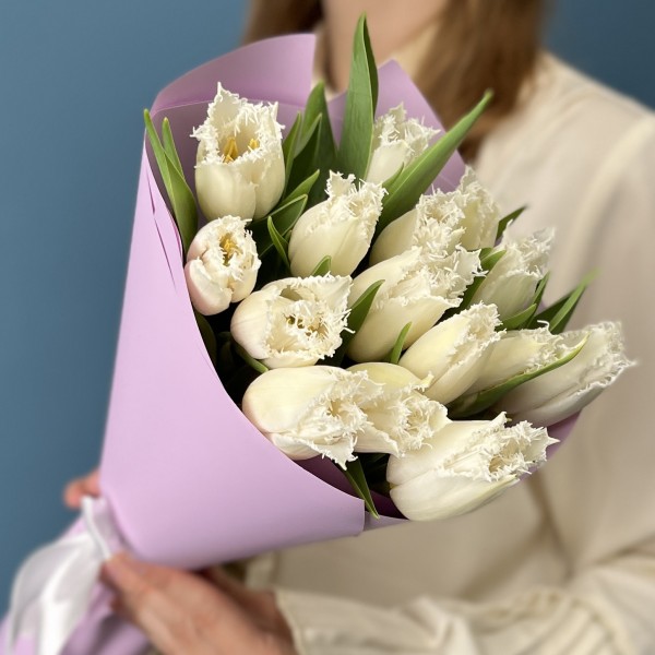 15 махровых белых тюльпанов