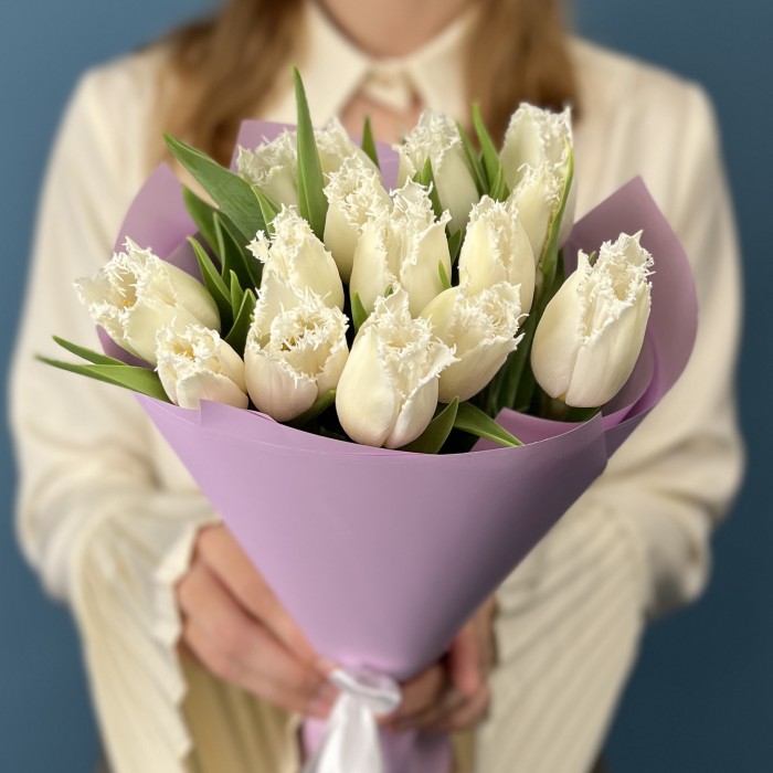 15 махровых белых тюльпанов