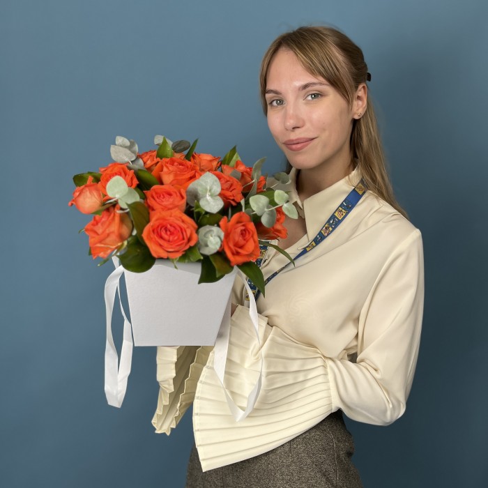 15 оранжевых роз Копакабана в квадратной коробке