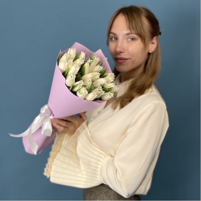 25 махровых белых тюльпанов