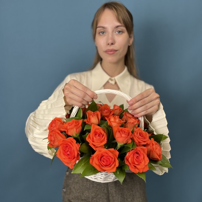 25 оранжевых роз Копакабана в корзине