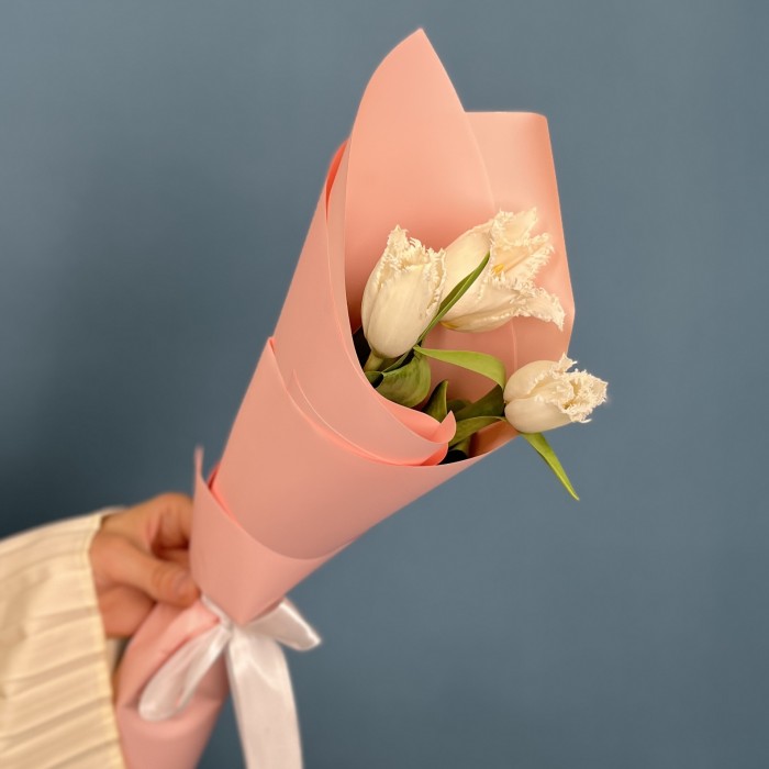 3 махровых белых тюльпана