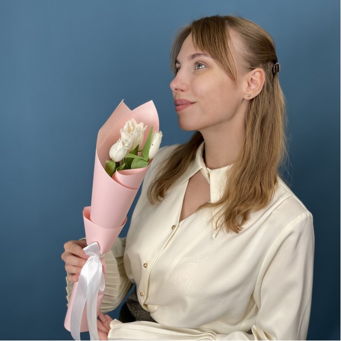 3 махровых белых тюльпана