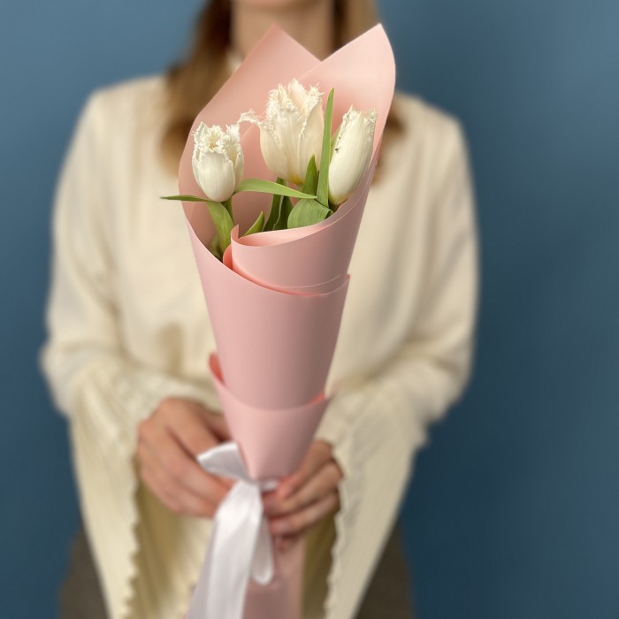 3 махровых белых тюльпана