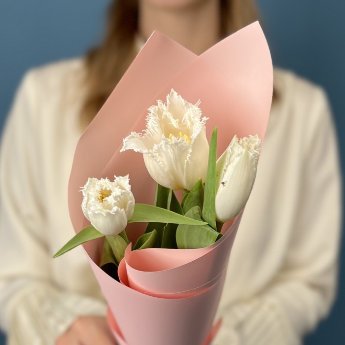 3 махровых белых тюльпана