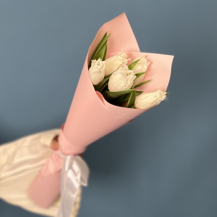 5 махровых белых тюльпанов