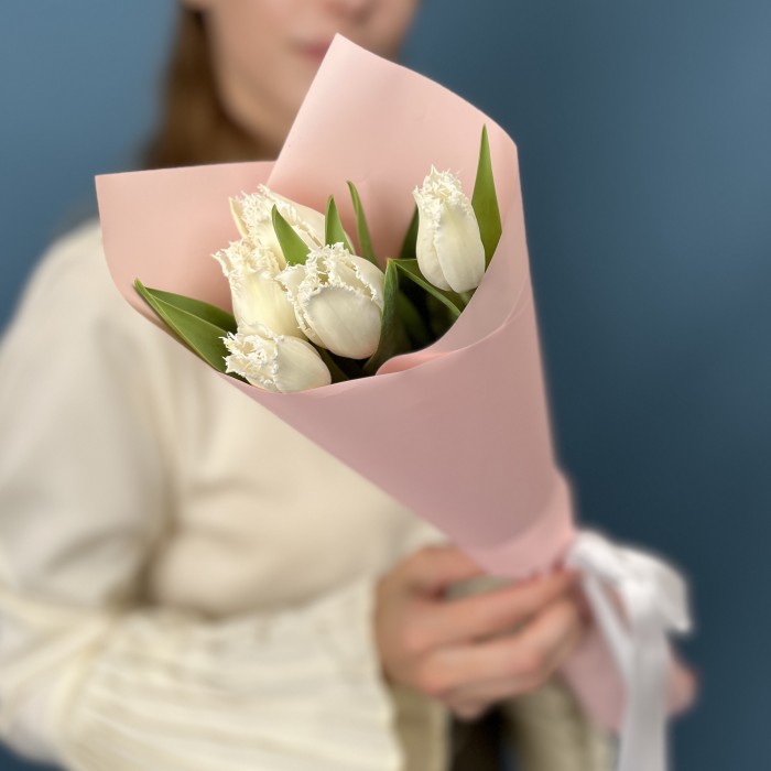 5 махровых белых тюльпанов