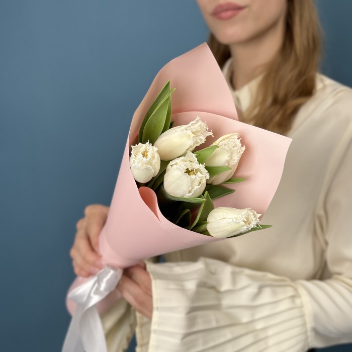 5 махровых белых тюльпанов