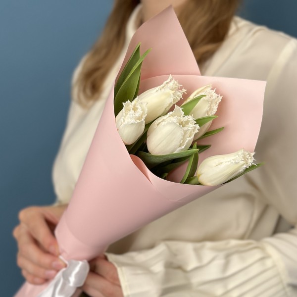 5 махровых белых тюльпанов