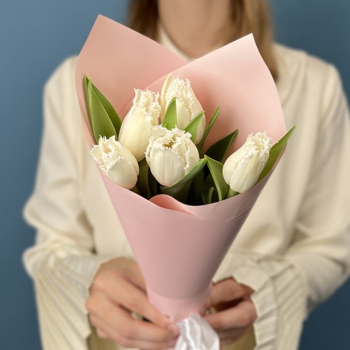 5 махровых белых тюльпанов