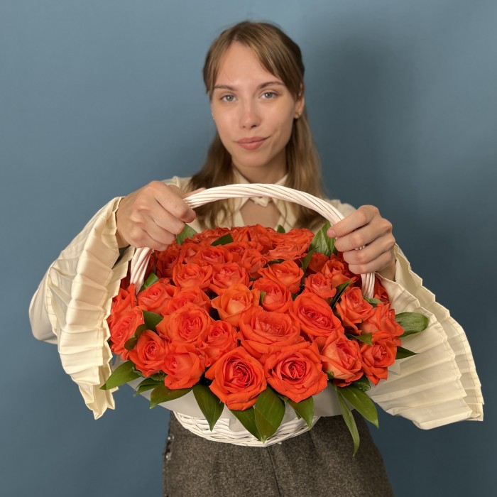 65 оранжевых роз в корзине на юбилей