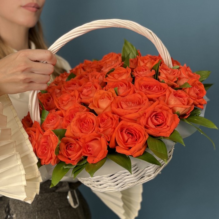 65 оранжевых роз в корзине на юбилей