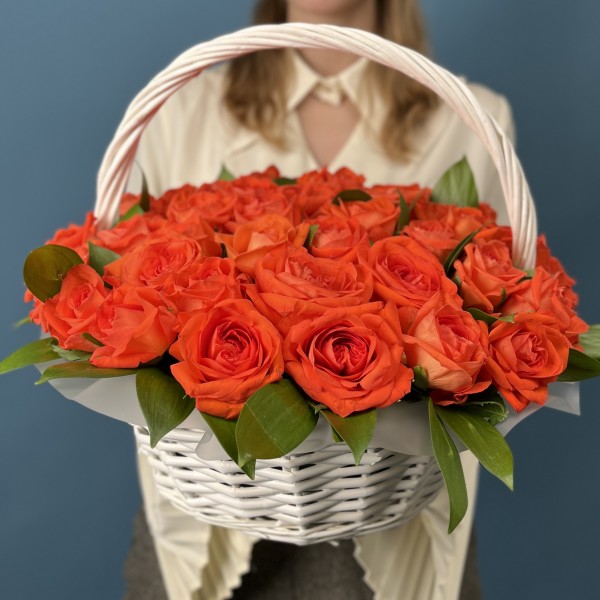 65 оранжевых роз в корзине на юбилей