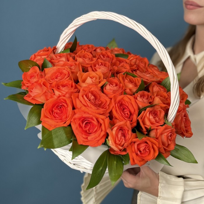 65 оранжевых роз в корзине на юбилей