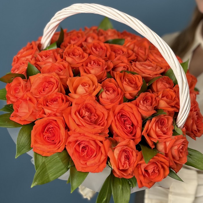 65 оранжевых роз в корзине на юбилей