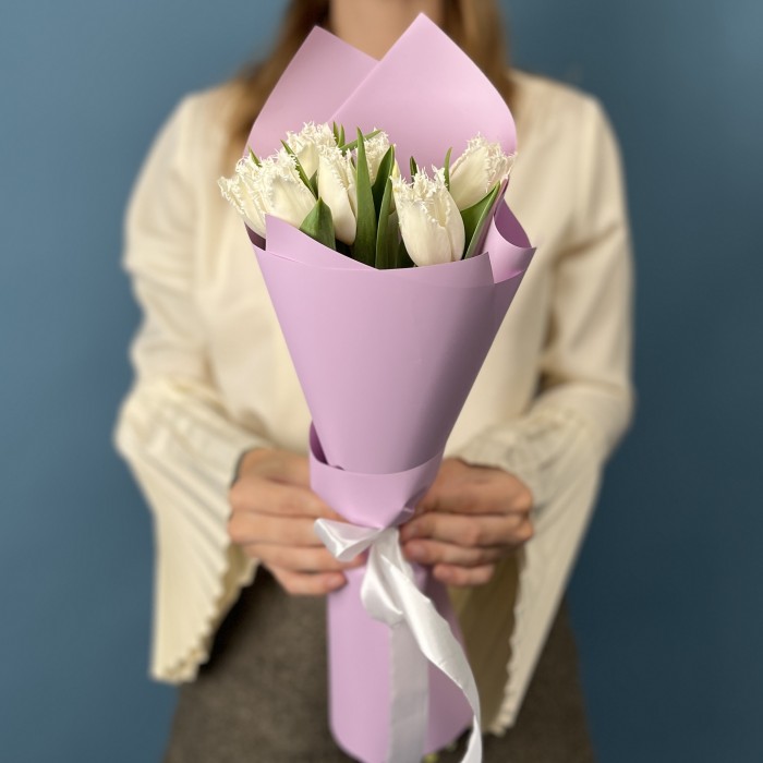 7 махровых белых тюльпанов