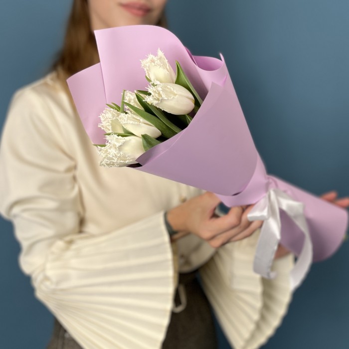 7 махровых белых тюльпанов