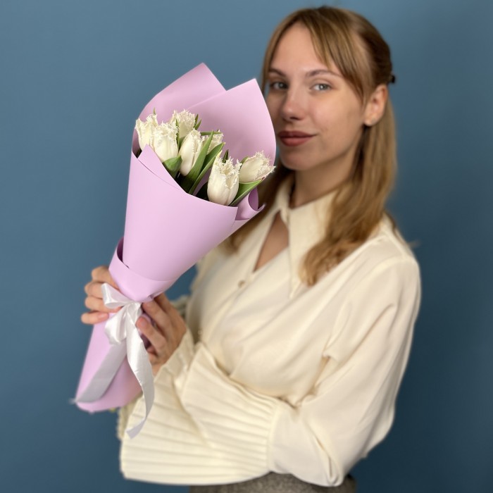 7 махровых белых тюльпанов
