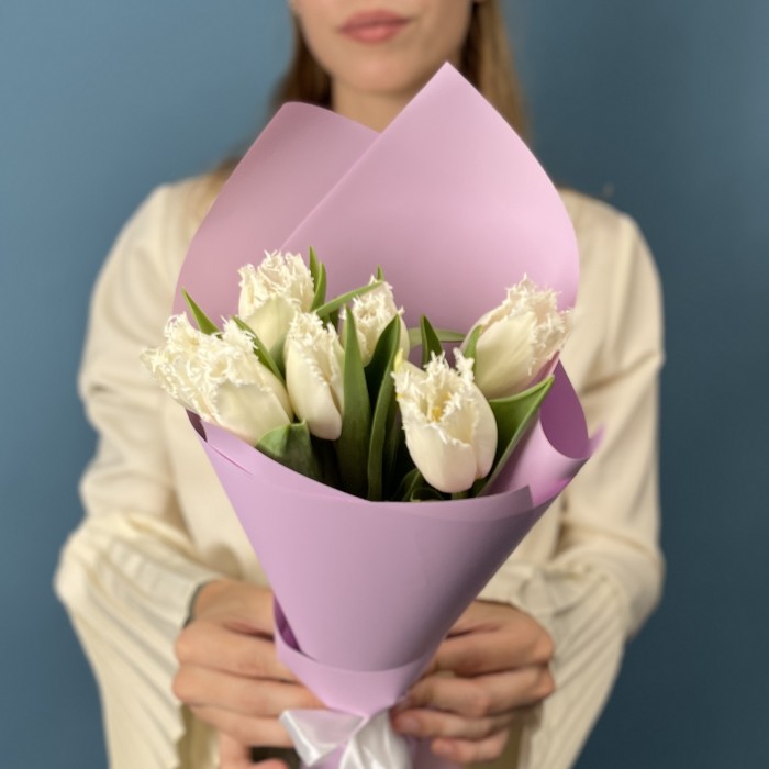 7 махровых белых тюльпанов